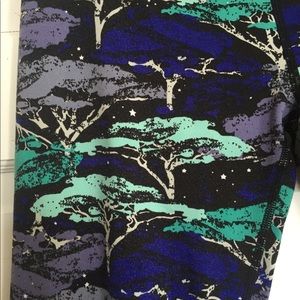Aerie play leggings. Bright green and blue